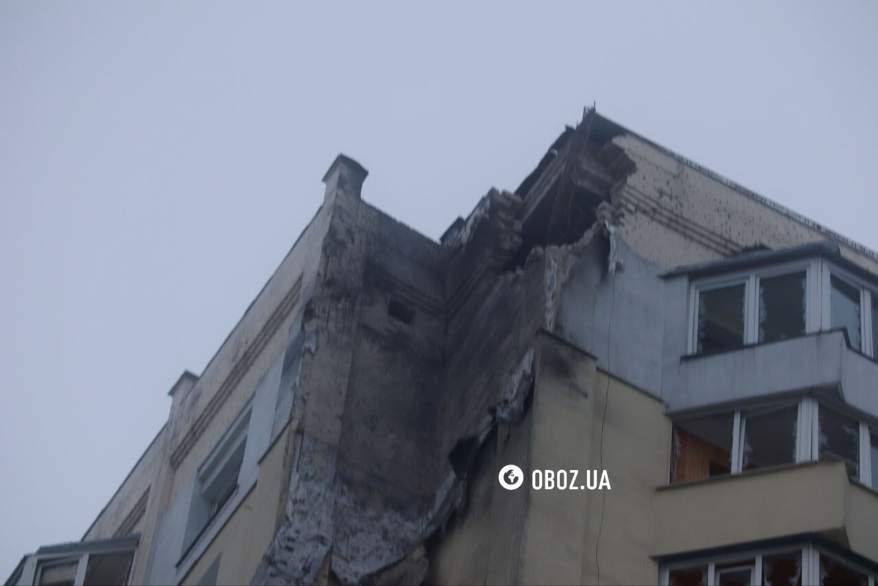 Дыра в крыше дома и поврежденные авто: последствия атаки РФ в Голосеевском районе Киева. Фото и видео