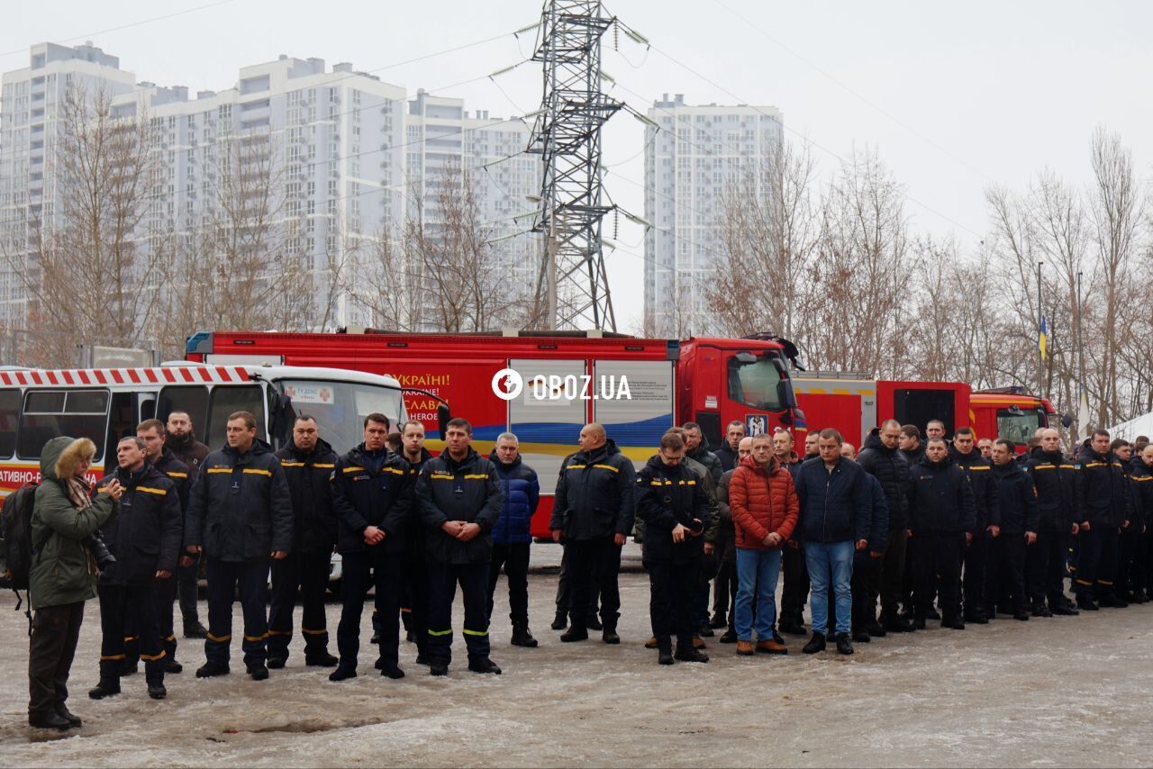 У Києві попрощалися із рятувальником Олександром Зібровим, який загинув після повторної атаки РФ по багатоповерхівці. Фото та відео