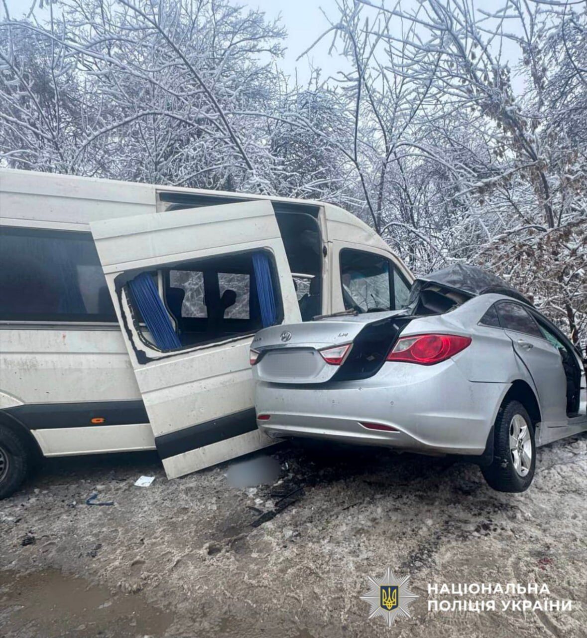 На Київщині зіткнулись легковик та маршрутка: є загиблі та постраждалі. Подробиці ДТП та фото