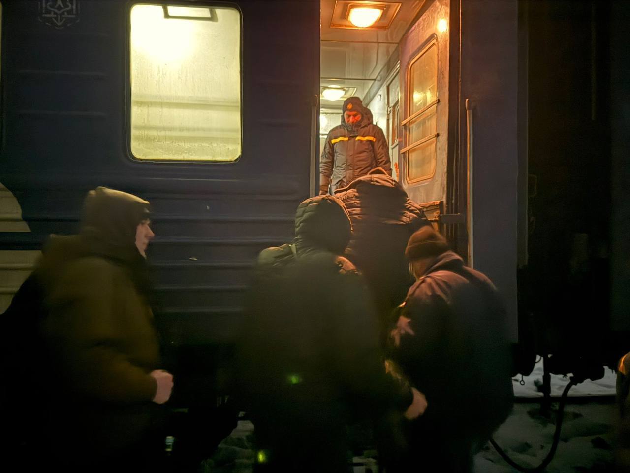 На Харьковщине под российский обстрел попал пассажирский поезд: есть погибшие и пострадавшие. Фото и видео