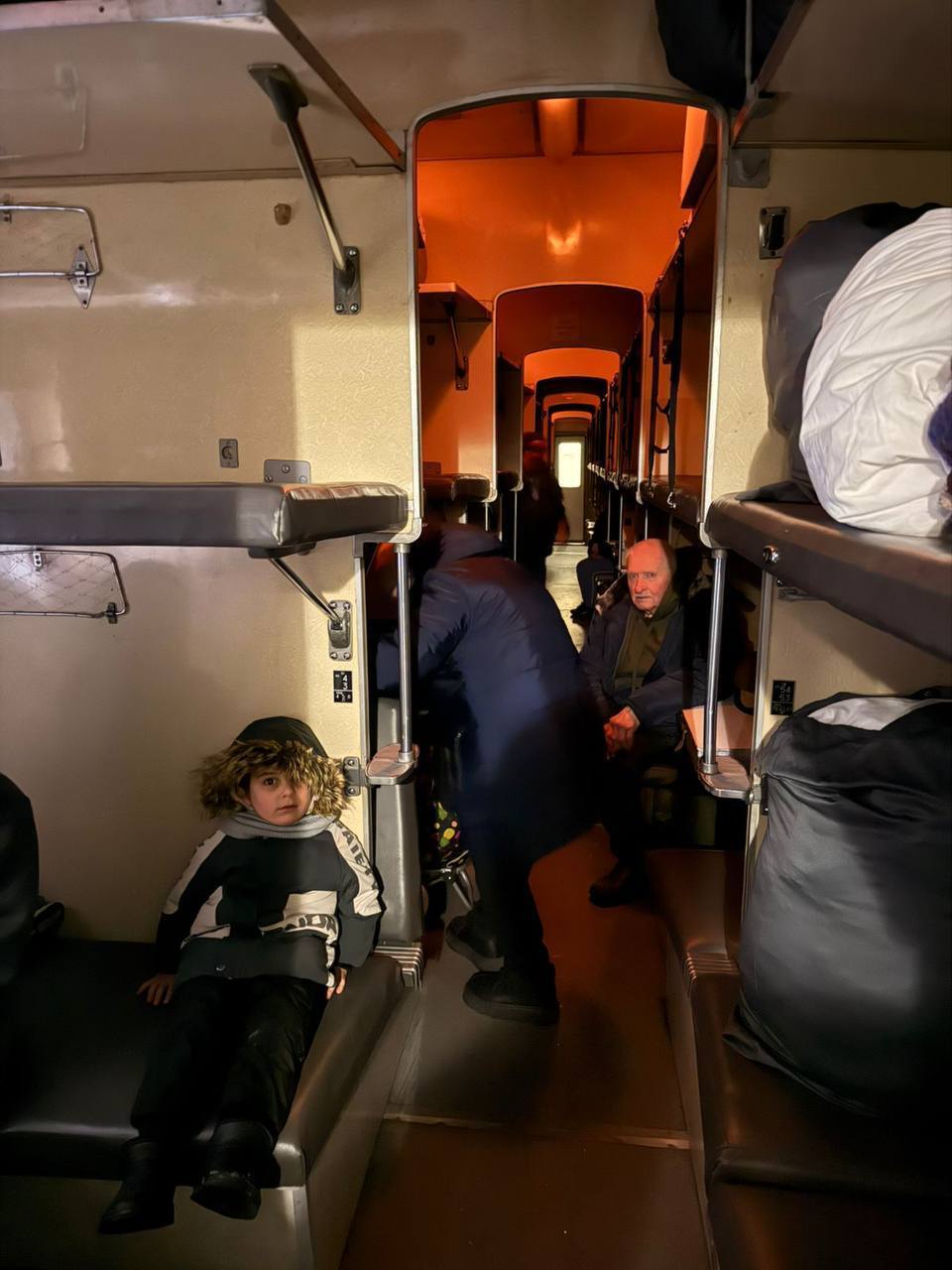 На Харьковщине под российский обстрел попал пассажирский поезд: есть погибшие и пострадавшие. Фото и видео