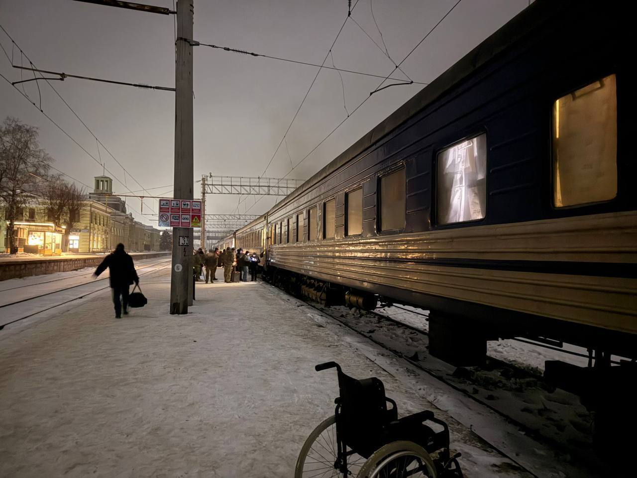 На Харьковщине под российский обстрел попал пассажирский поезд: есть погибшие и пострадавшие. Фото и видео