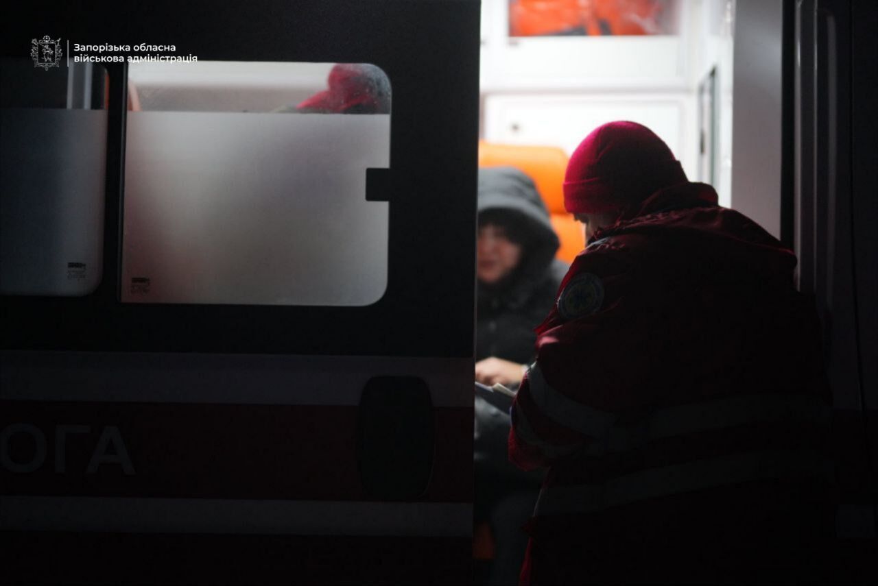 Россия ударила по Запорожью, есть прилет во двор многоэтажки: пострадали люди. Фото и видео