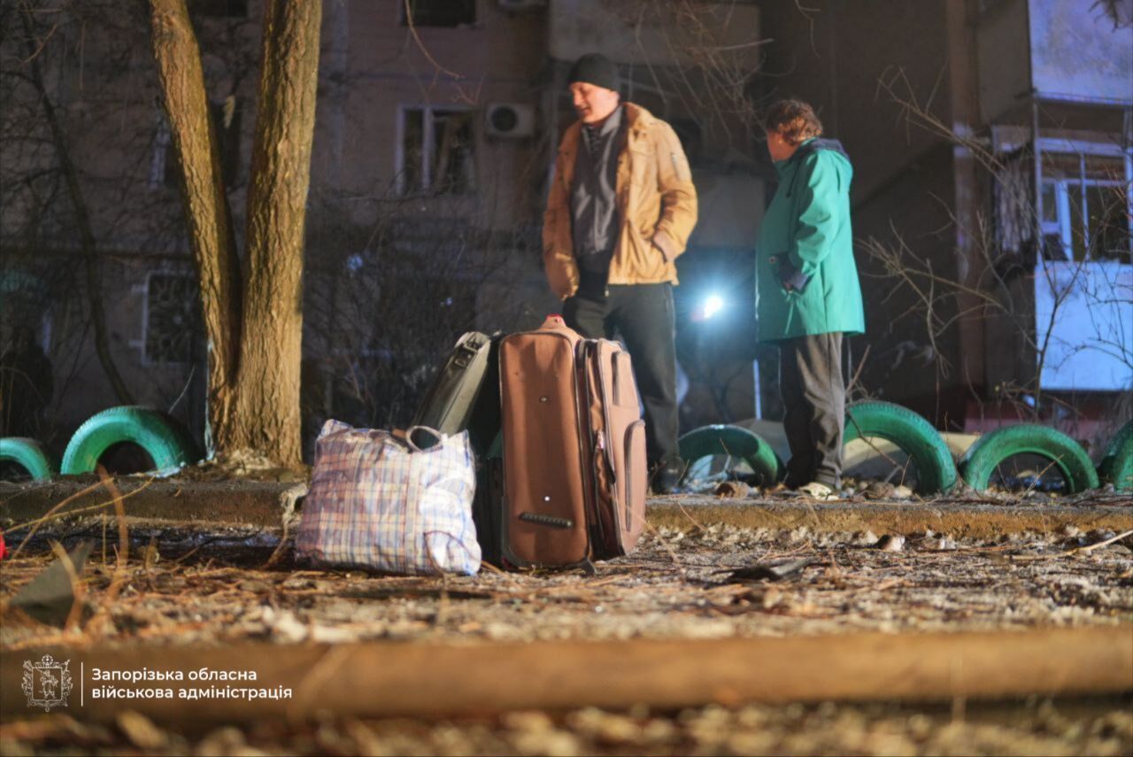 Россия ударила по Запорожью, есть прилет во двор многоэтажки: пострадали люди. Фото и видео