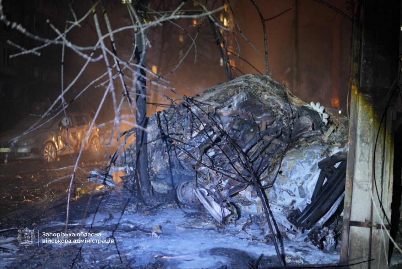 Россия ударила по Запорожью, есть прилет во двор многоэтажки: пострадали люди. Фото и видео