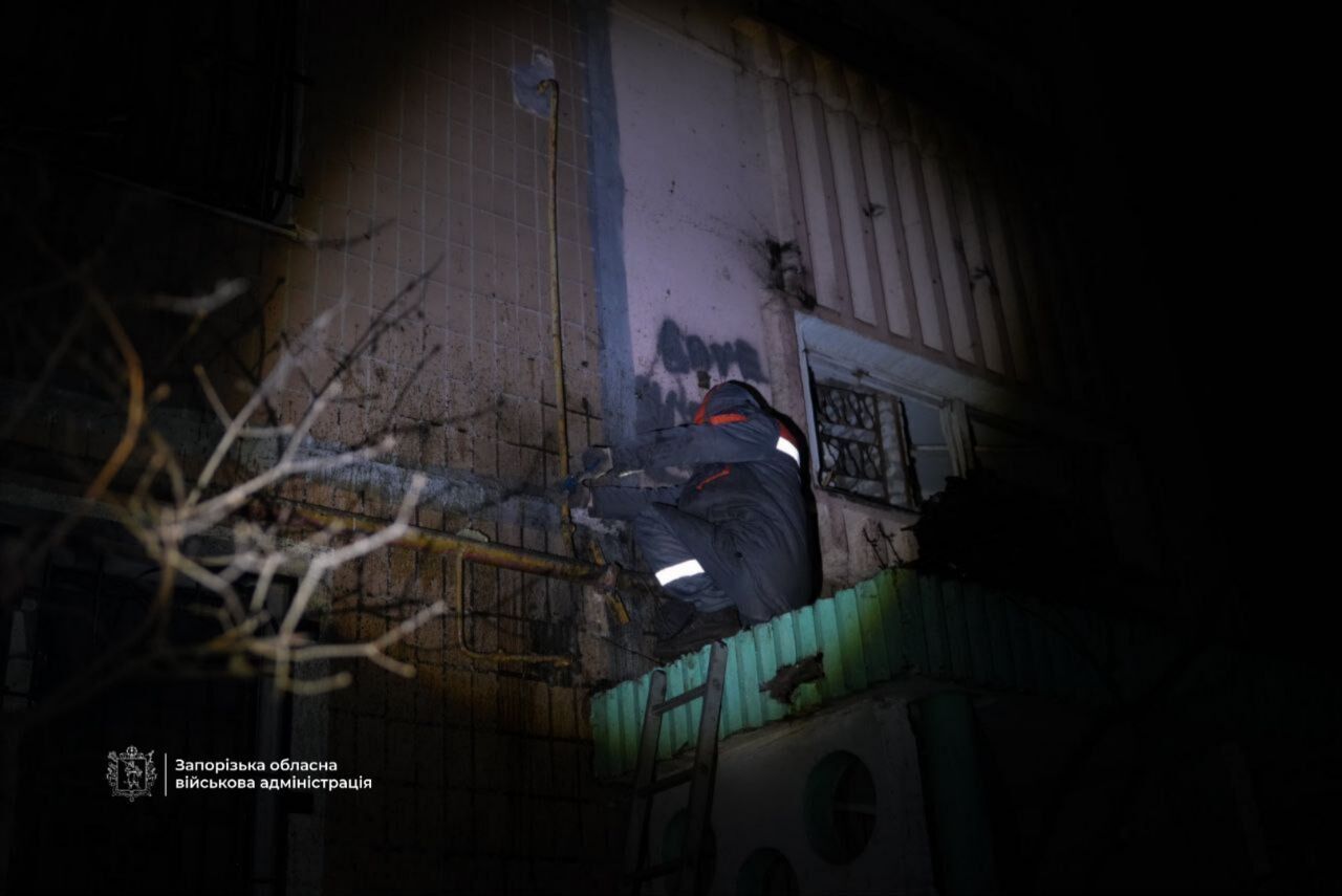 Россия ударила по Запорожью, есть прилет во двор многоэтажки: пострадали люди. Фото и видео