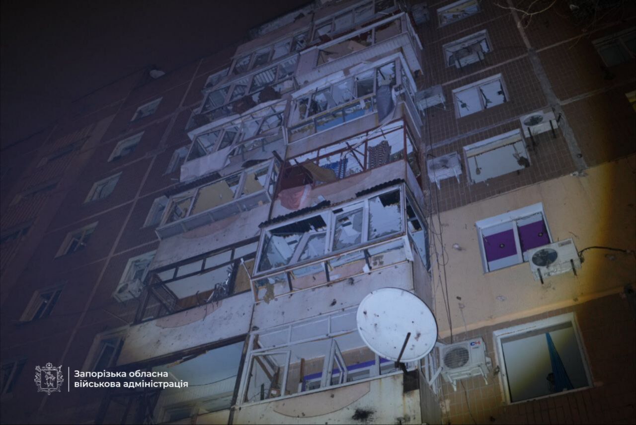 Россия ударила по Запорожью, есть прилет во двор многоэтажки: пострадали люди. Фото и видео