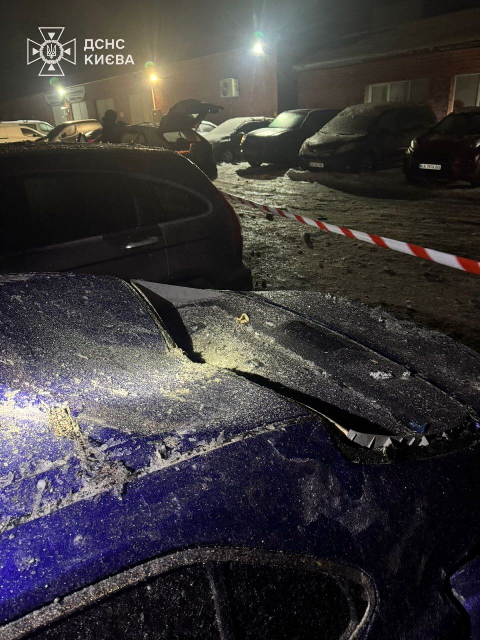 Оккупанты ночью атаковали Киев, есть разрушение: на месте работают спасатели. Фото