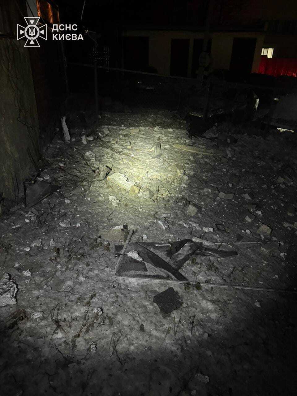 Оккупанты ночью атаковали Киев, есть разрушение: на месте работают спасатели. Фото