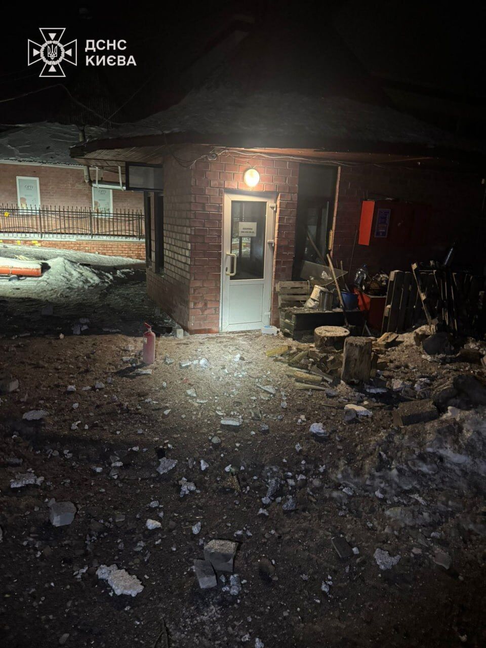 Оккупанты ночью атаковали Киев, есть разрушение: на месте работают спасатели. Фото
