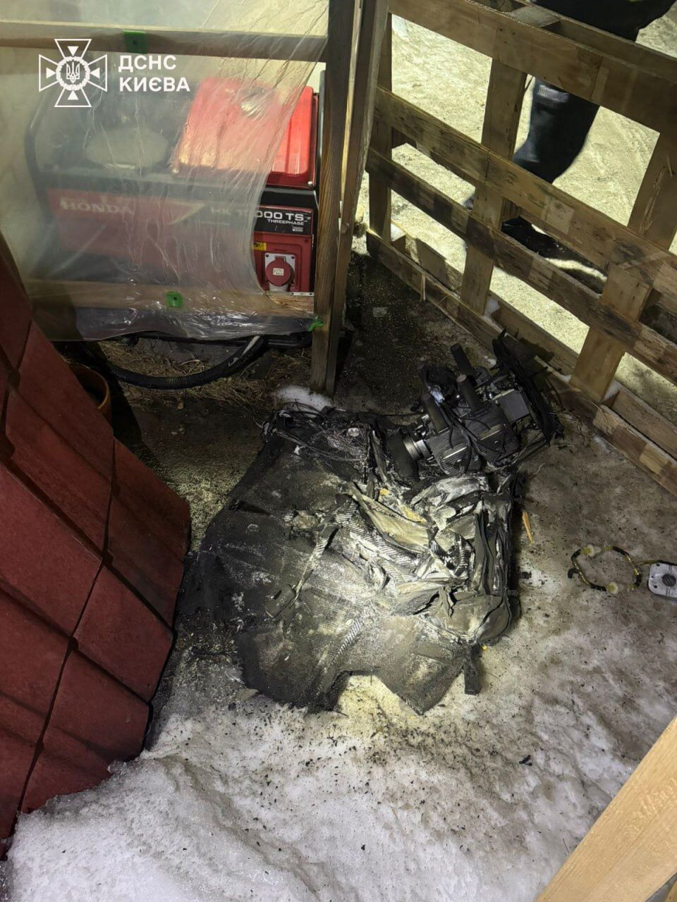 Оккупанты ночью атаковали Киев, есть разрушение: на месте работают спасатели. Фото