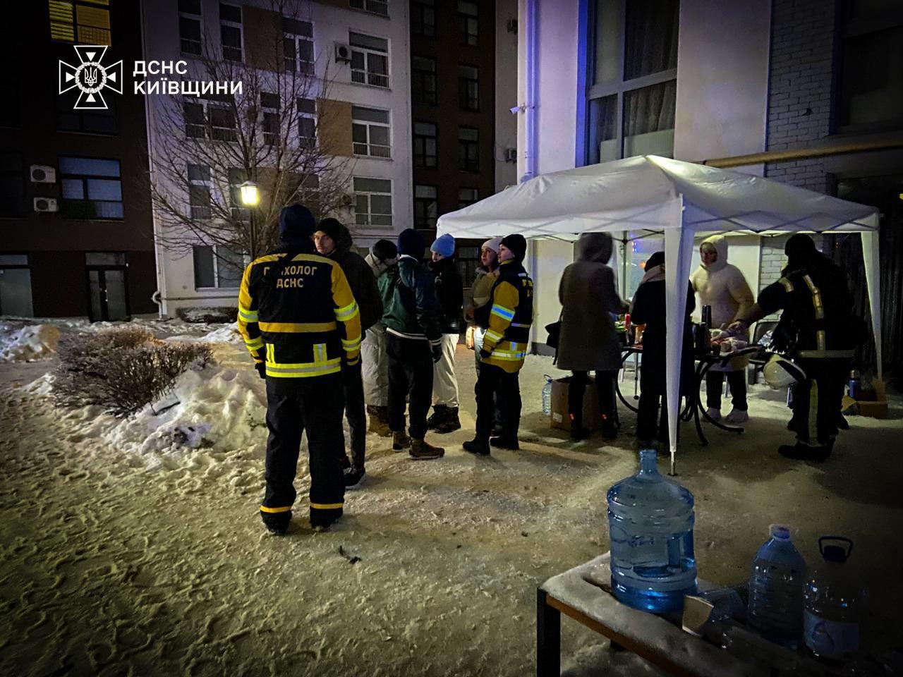 РФ вдарила дронами по Київщині: пошкоджено багатоповерхівку, загинули двоє людей. Фото