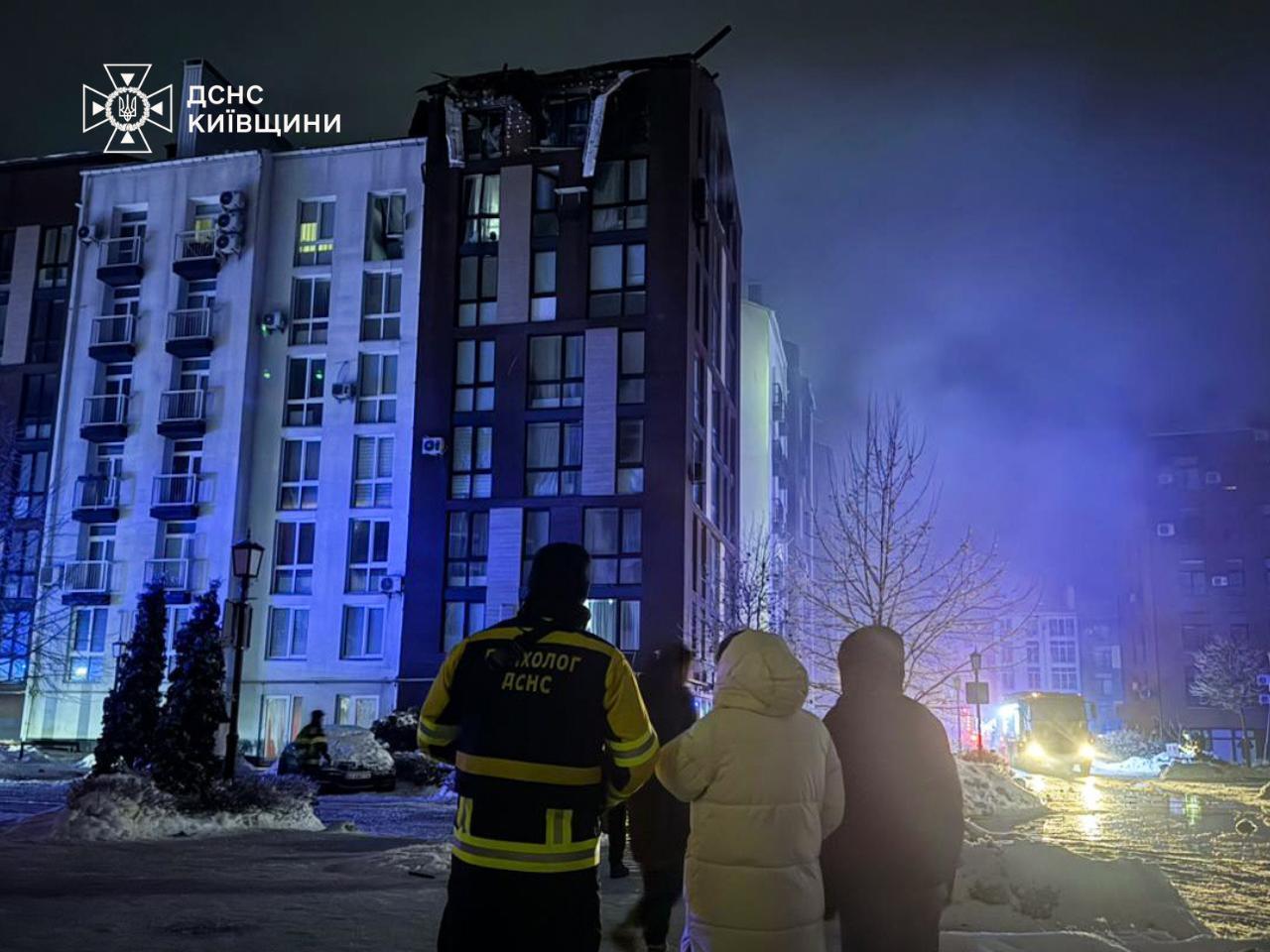 РФ вдарила дронами по Київщині: пошкоджено багатоповерхівку, загинули двоє людей. Фото