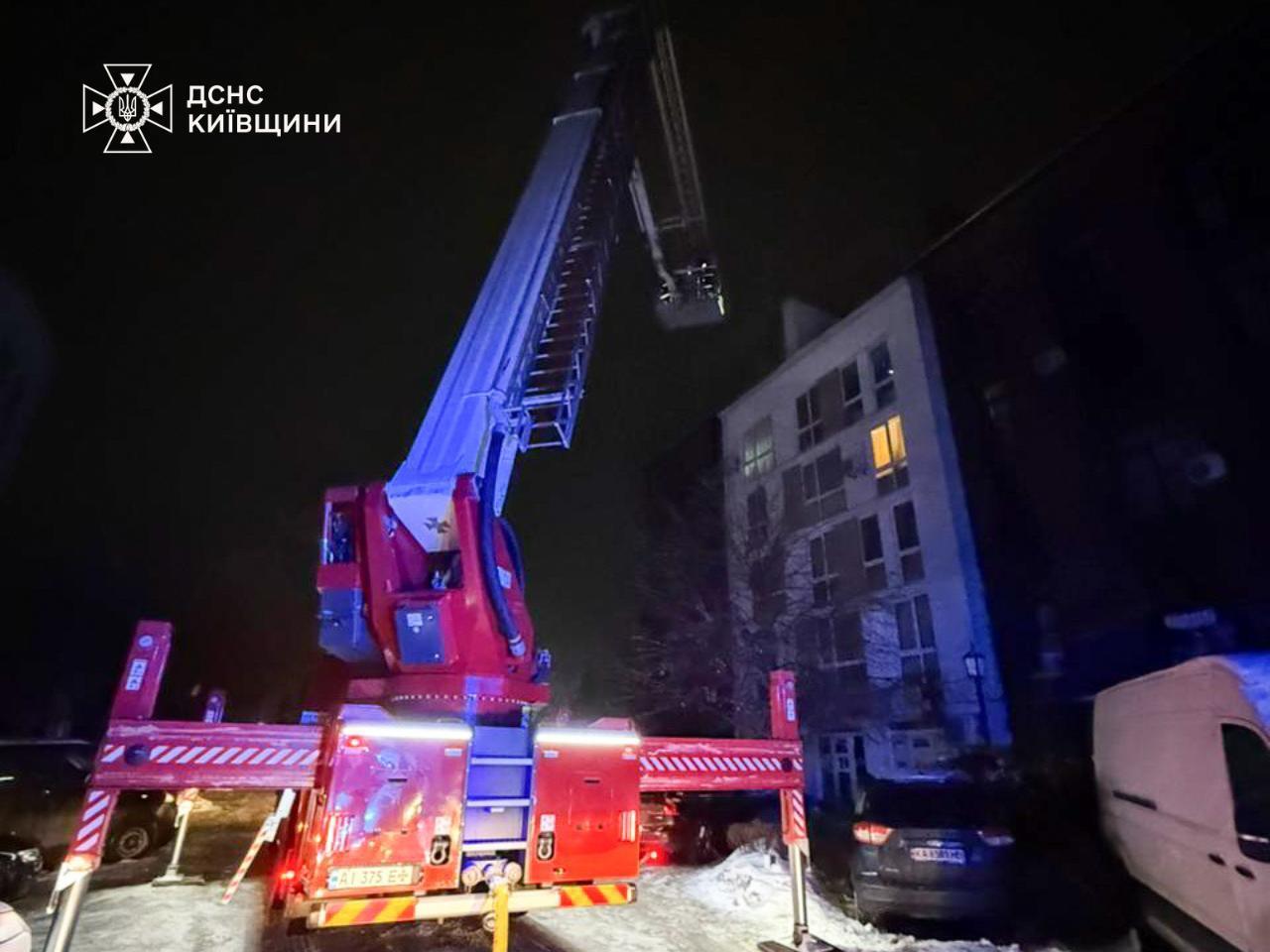 РФ вдарила дронами по Київщині: пошкоджено багатоповерхівку, загинули двоє людей. Фото