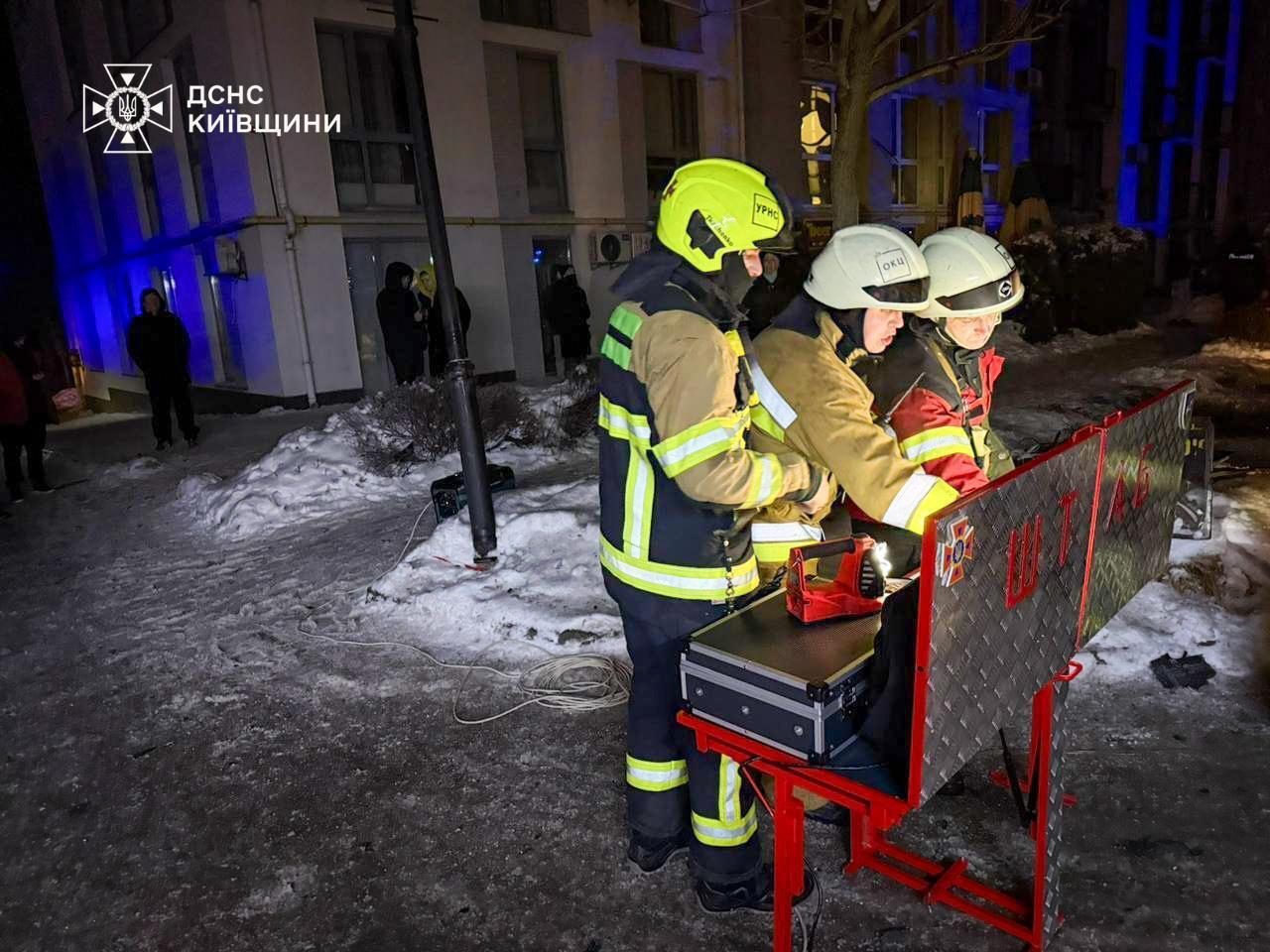 РФ вдарила дронами по Київщині: пошкоджено багатоповерхівку, загинули двоє людей. Фото