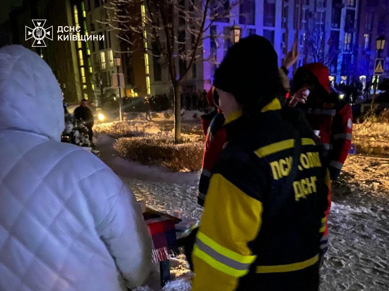 РФ вдарила дронами по Київщині: пошкоджено багатоповерхівку, загинули двоє людей. Фото