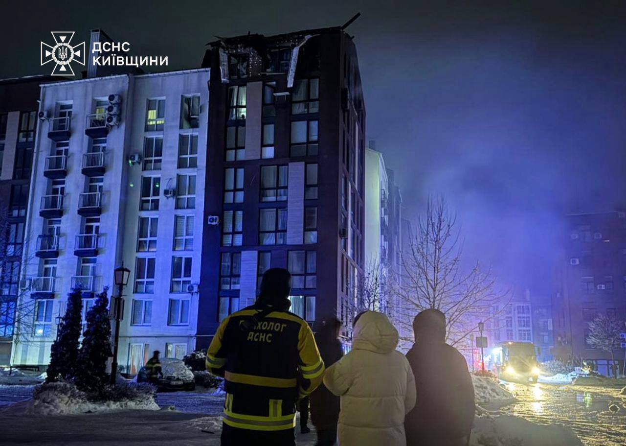 Російська атака на Київщині: батьки згоріли, а їх маленьку доньку врятував воєнний журналіст. Подробиці трагедії та відео