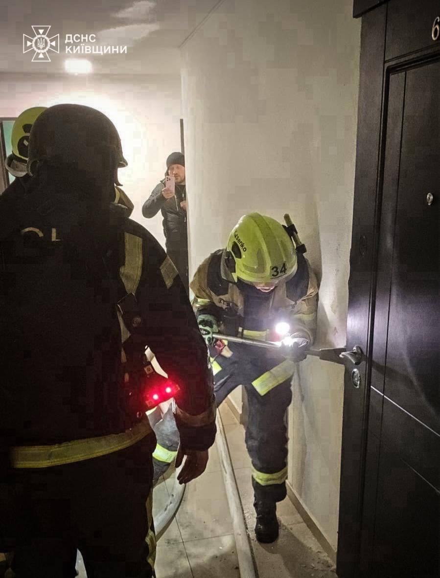 Російська атака на Київщині: батьки згоріли, а їх маленьку доньку врятував воєнний журналіст. Подробиці трагедії та відео