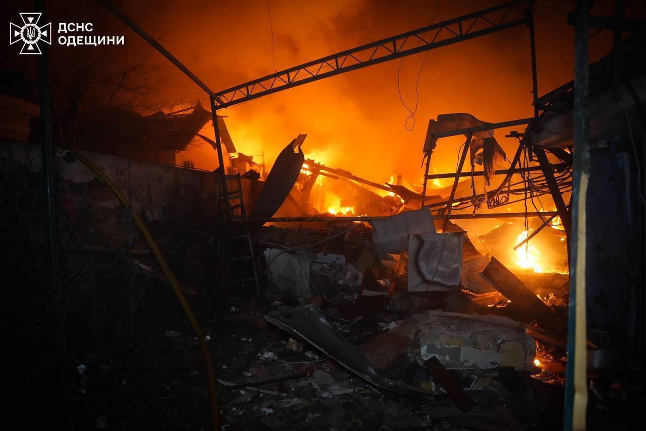 Росія вдарила по Одещині: сталась пожежа на території монастиря пошкоджено будівлі, є постраждалі. Фото і відео