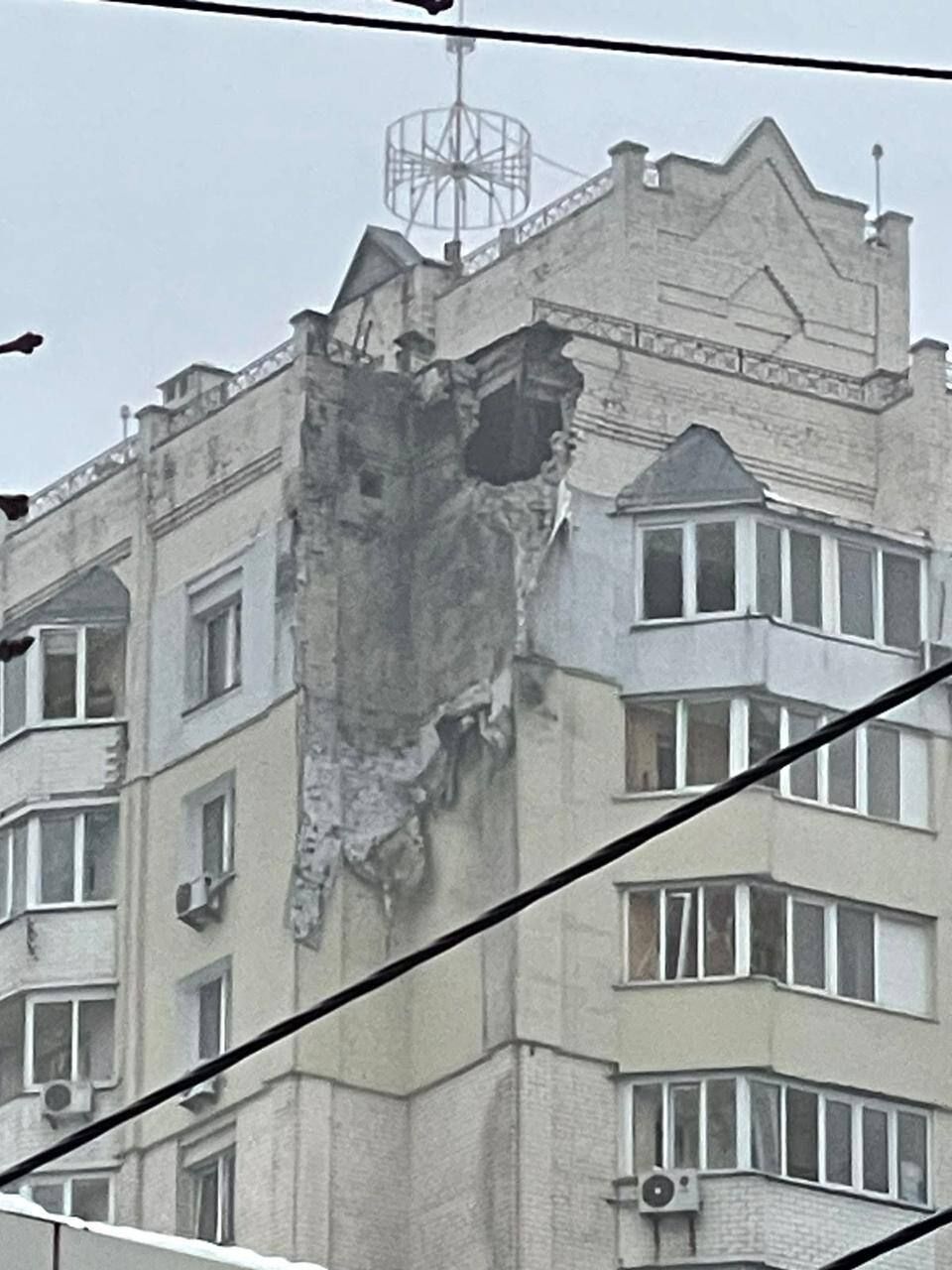 Оккупанты ночью атаковали Киев, есть разрушение: на месте работают спасатели. Фото