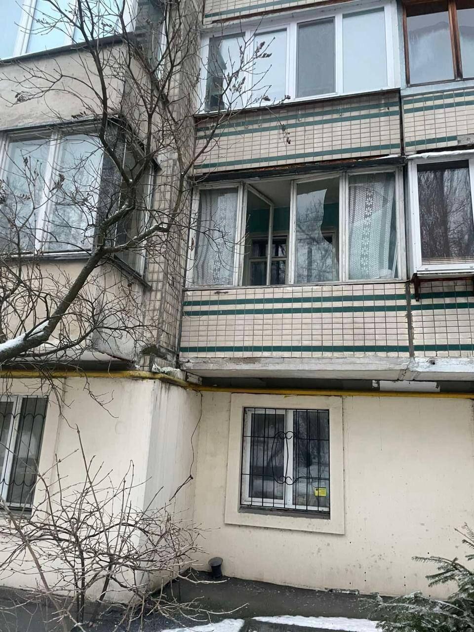 Оккупанты ночью атаковали Киев, есть разрушение: на месте работают спасатели. Фото