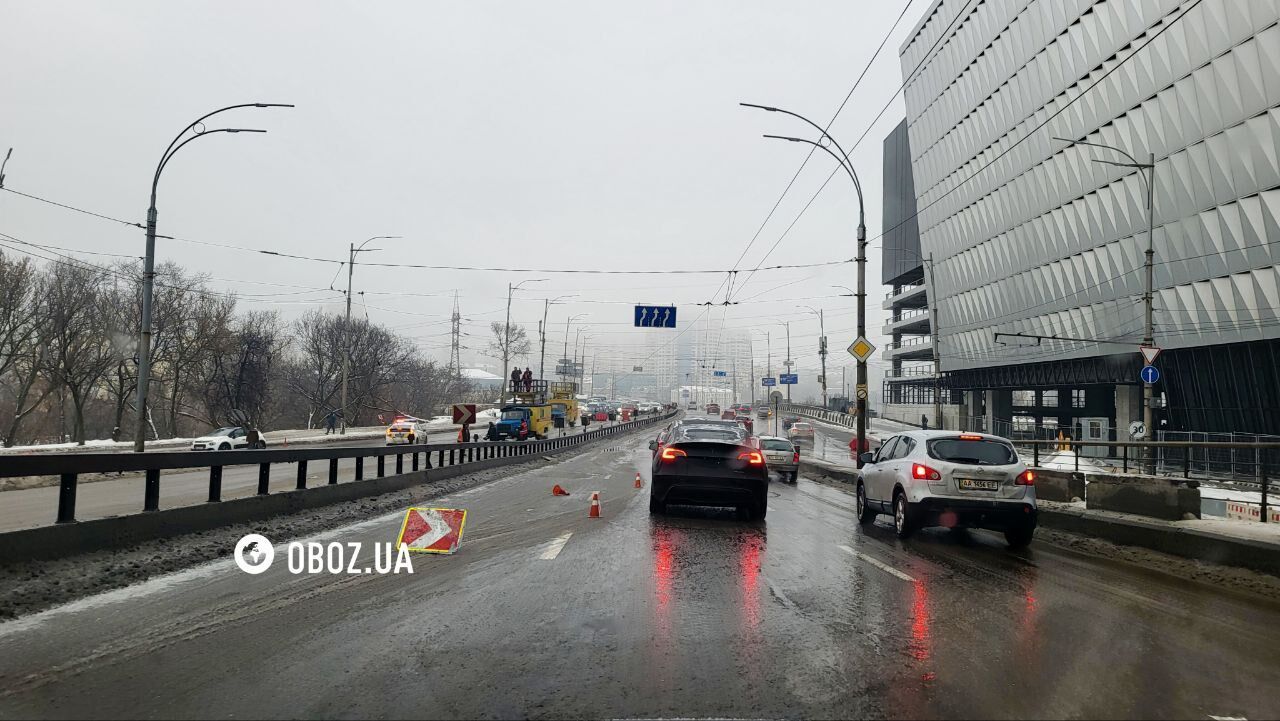 Дыра в крыше дома и поврежденные авто: последствия атаки РФ в Голосеевском районе Киева. Фото и видео