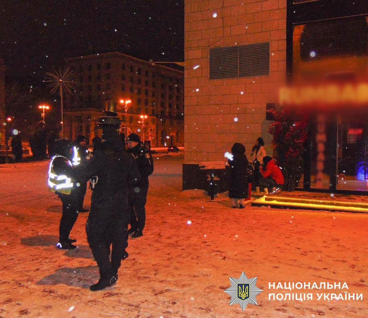 В Киеве на Крещатике пьяные молодые люди после отдыха в баре устроили драку с прохожими. Подробности и фото