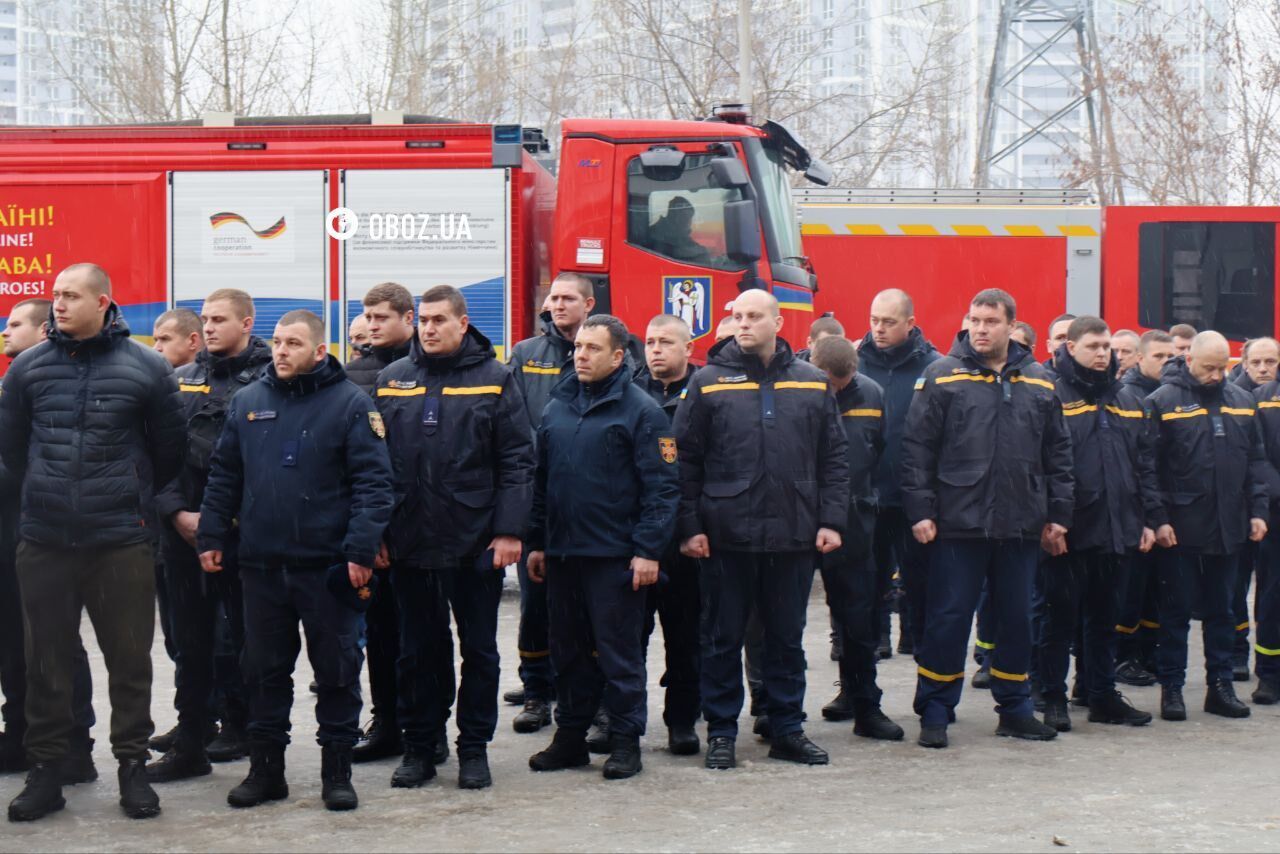 У Києві попрощалися із рятувальником Олександром Зібровим, який загинув після повторної атаки РФ по багатоповерхівці. Фото та відео