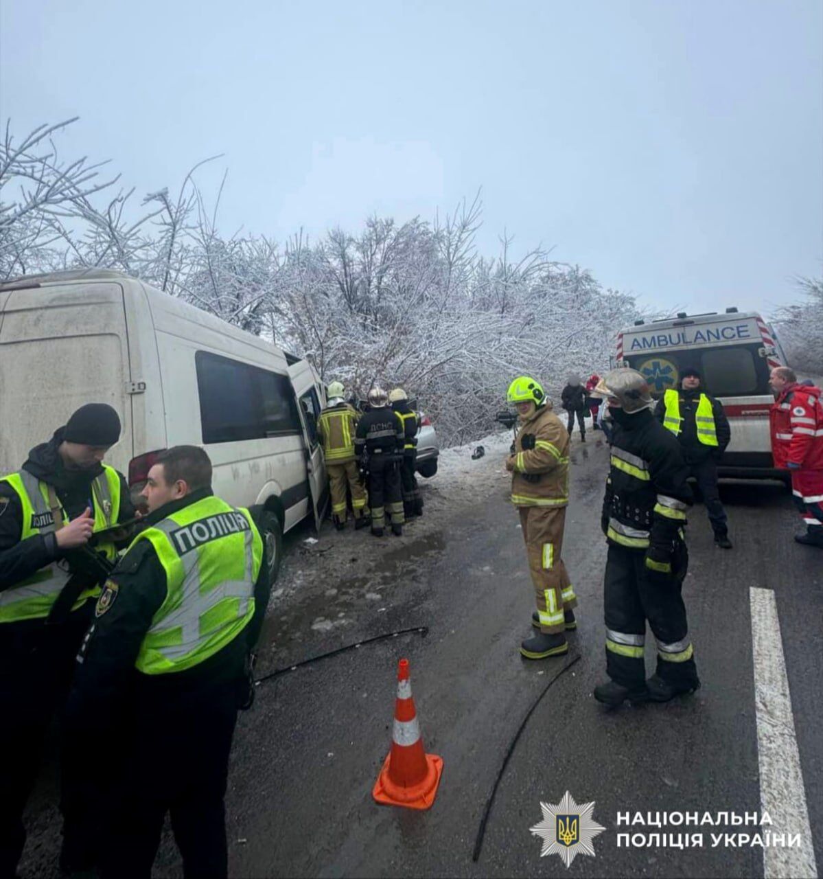 На Київщині зіткнулись легковик та маршрутка: є загиблі та постраждалі. Подробиці ДТП та фото