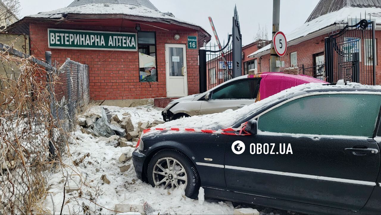 Дыра в крыше дома и поврежденные авто: последствия атаки РФ в Голосеевском районе Киева. Фото и видео