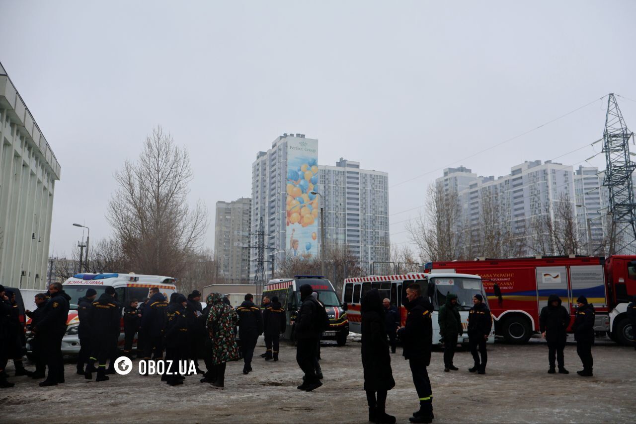 У Києві попрощалися із рятувальником Олександром Зібровим, який загинув після повторної атаки РФ по багатоповерхівці. Фото та відео