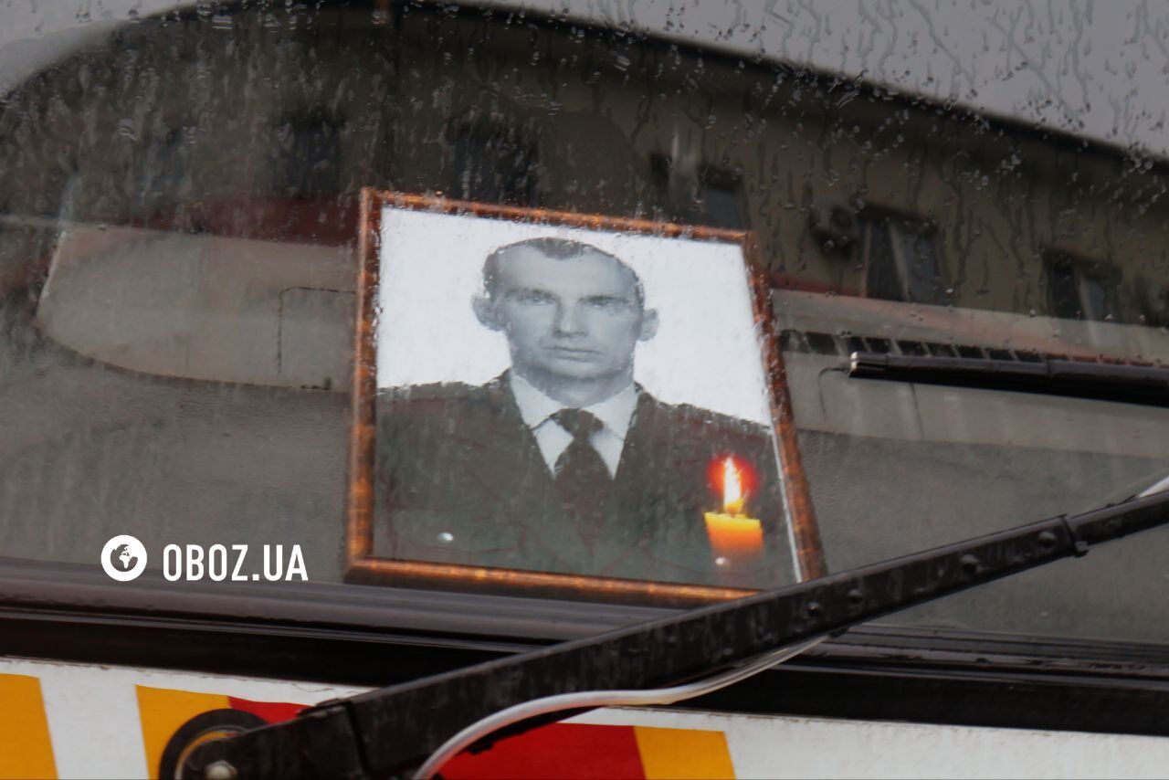 У Києві попрощалися із рятувальником Олександром Зібровим, який загинув після повторної атаки РФ по багатоповерхівці. Фото та відео