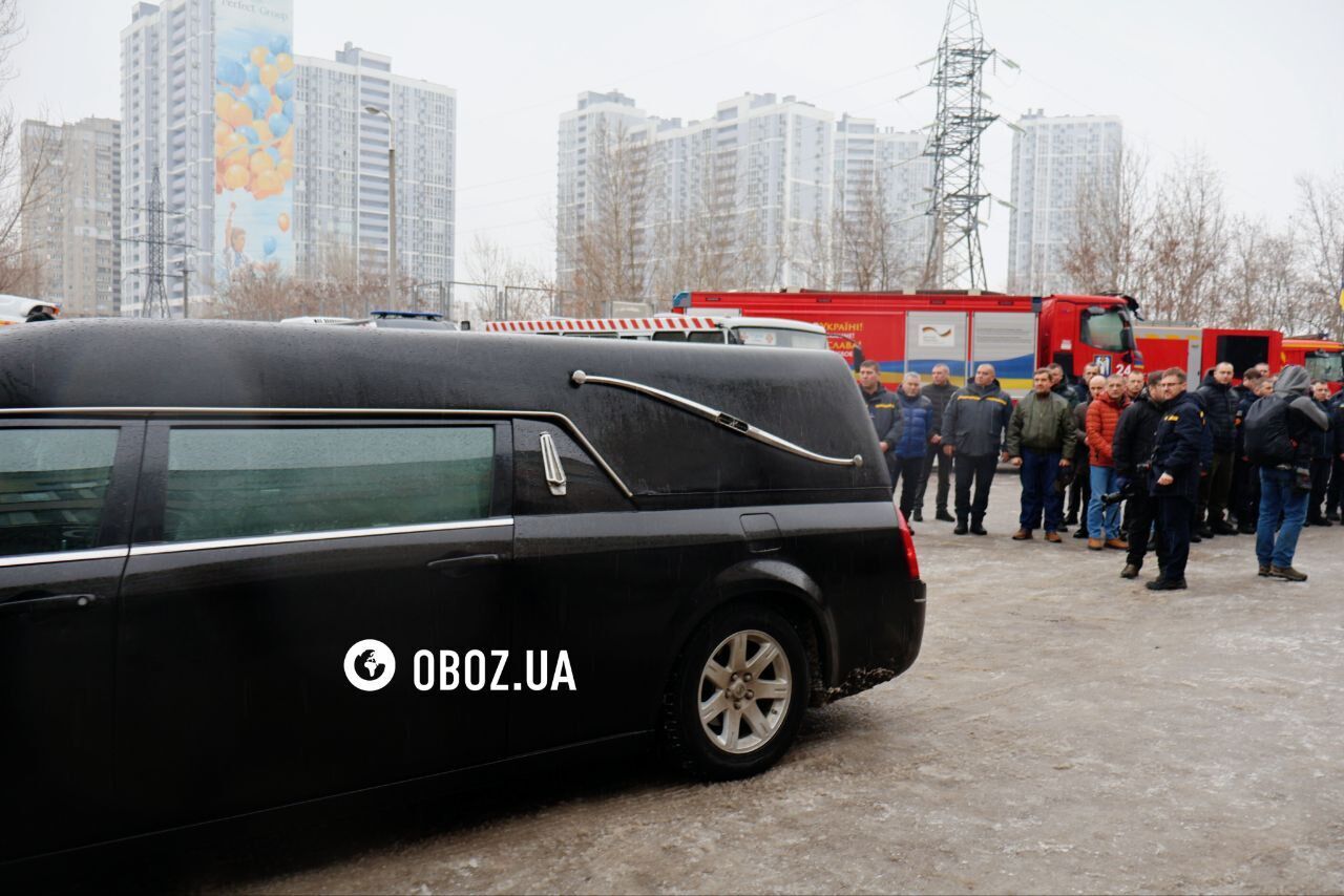 У Києві попрощалися із рятувальником Олександром Зібровим, який загинув після повторної атаки РФ по багатоповерхівці. Фото та відео
