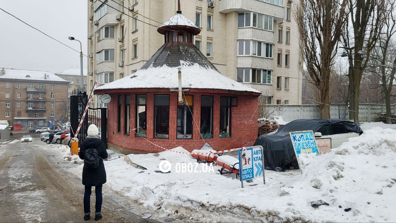 Дыра в крыше дома и поврежденные авто: последствия атаки РФ в Голосеевском районе Киева. Фото и видео