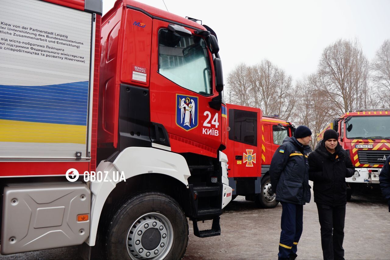 У Києві попрощалися із рятувальником Олександром Зібровим, який загинув після повторної атаки РФ по багатоповерхівці. Фото та відео