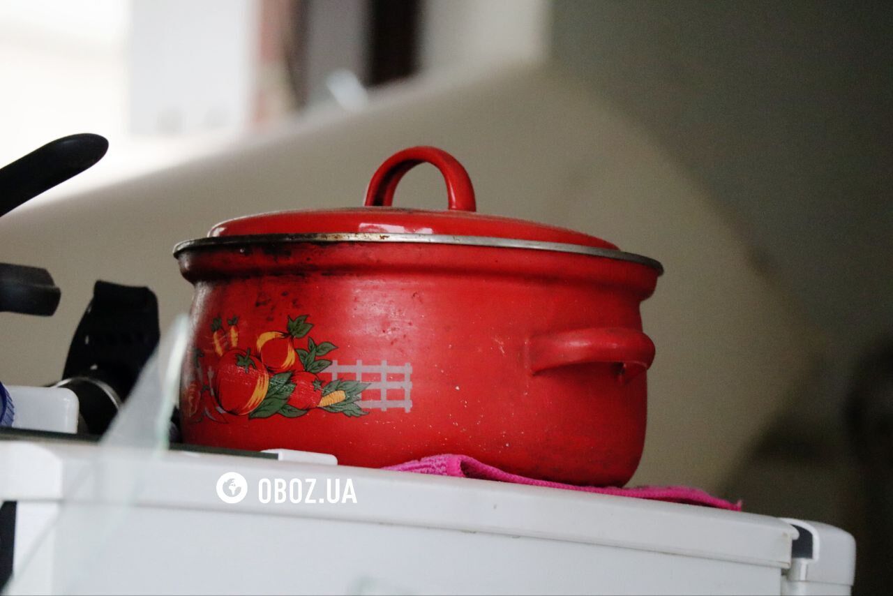 Дыра в крыше дома и поврежденные авто: последствия атаки РФ в Голосеевском районе Киева. Фото и видео