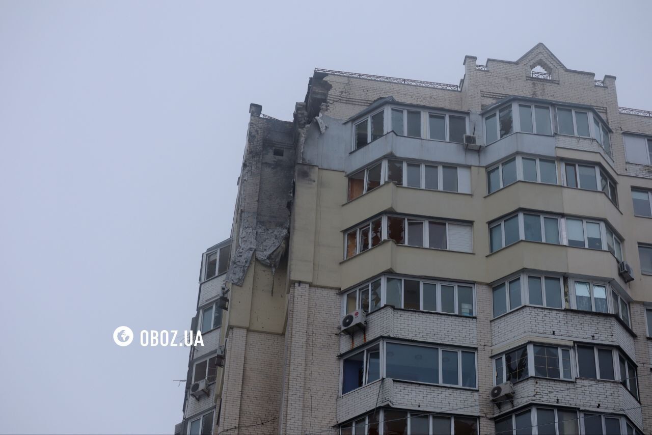 Дыра в крыше дома и поврежденные авто: последствия атаки РФ в Голосеевском районе Киева. Фото и видео