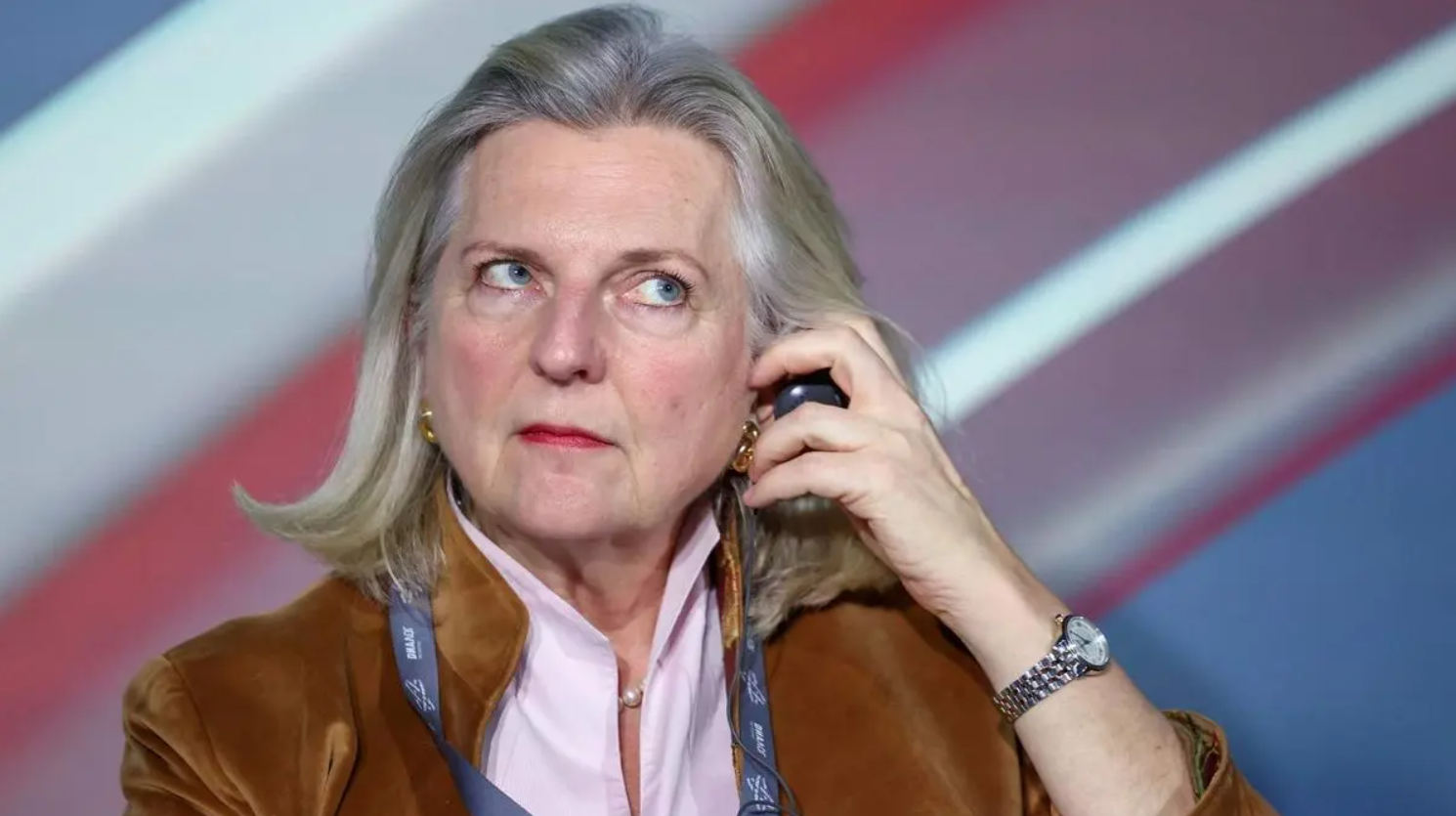 Назвала земляков "гиенами": в Австрии хотят лишить гражданства экс-главу МИД, которая танцевала с Путиным