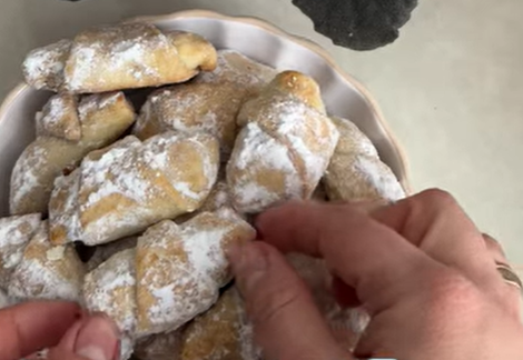 Домашние рогалики с повидлом: делимся простым рецептом теста на кефире