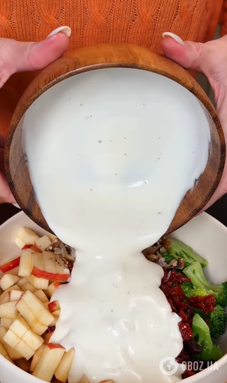 Корисний зимовий салат з броколі та яблуком: чим заправити