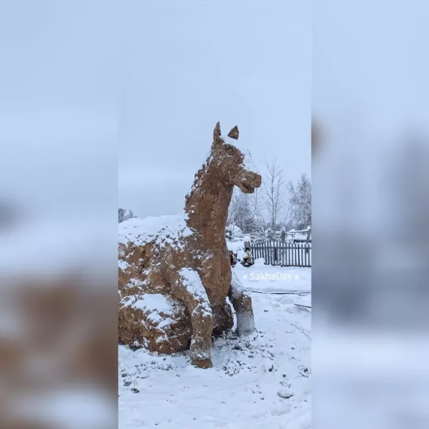 У російській Якутії похвалилися символом 2026 року, зліпленим з лайна. Фото