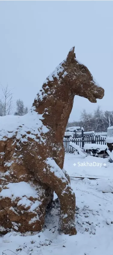 У російській Якутії похвалилися символом 2026 року, зліпленим з лайна. Фото