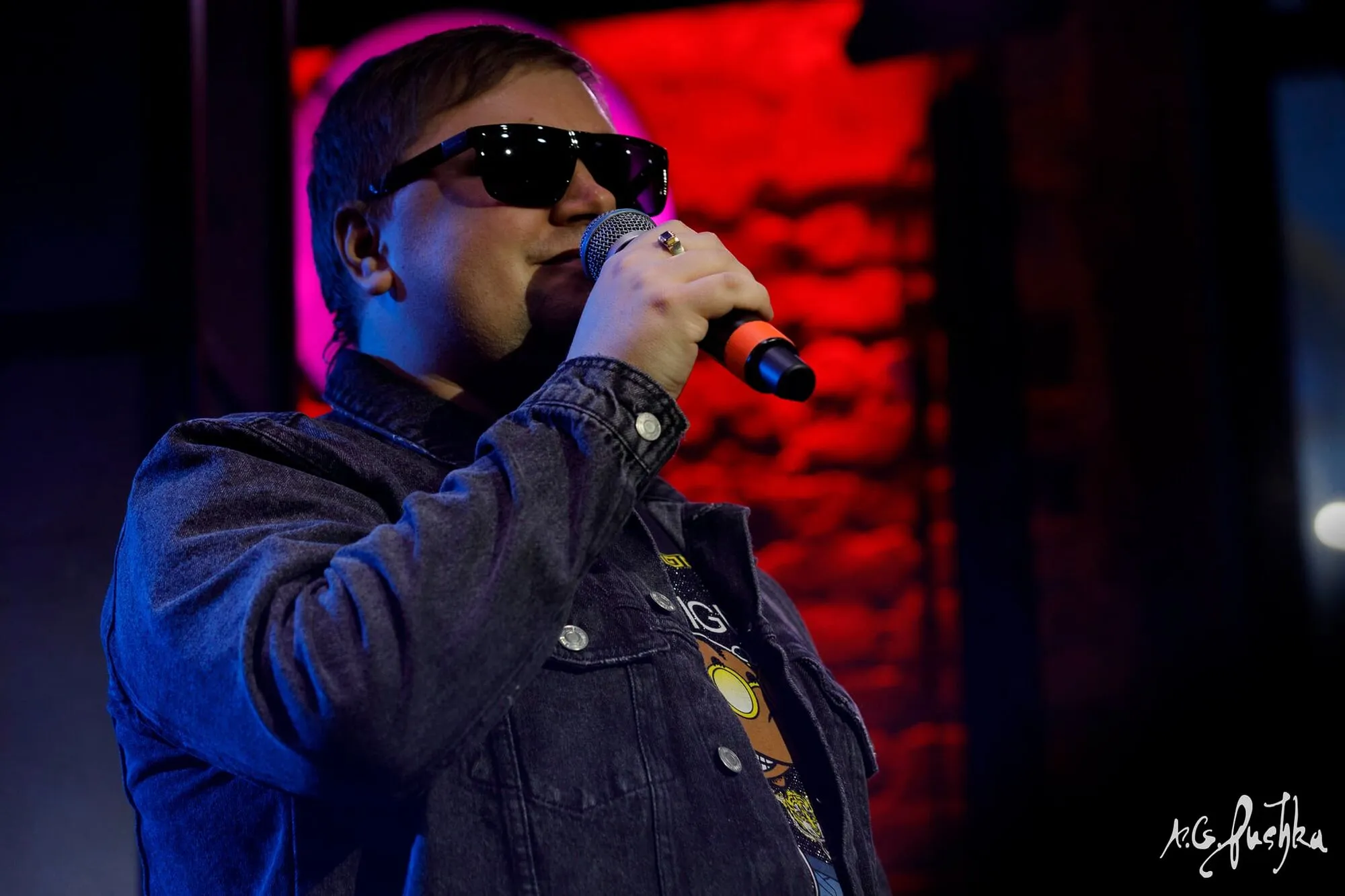 Донька-чемпіонка, сестра в окупації та похід в нардепи. Як живе перший переможець "Голосу країни" Іван Ганзера, який оселився в глибинці