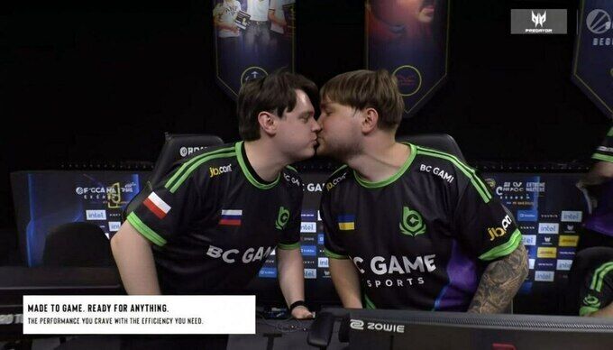 Скандал дня. Знаменитий український кіберспортсмен під жовто-синім прапором радісно потиснув руку росіянину з триколором на грудях. Фотофакт