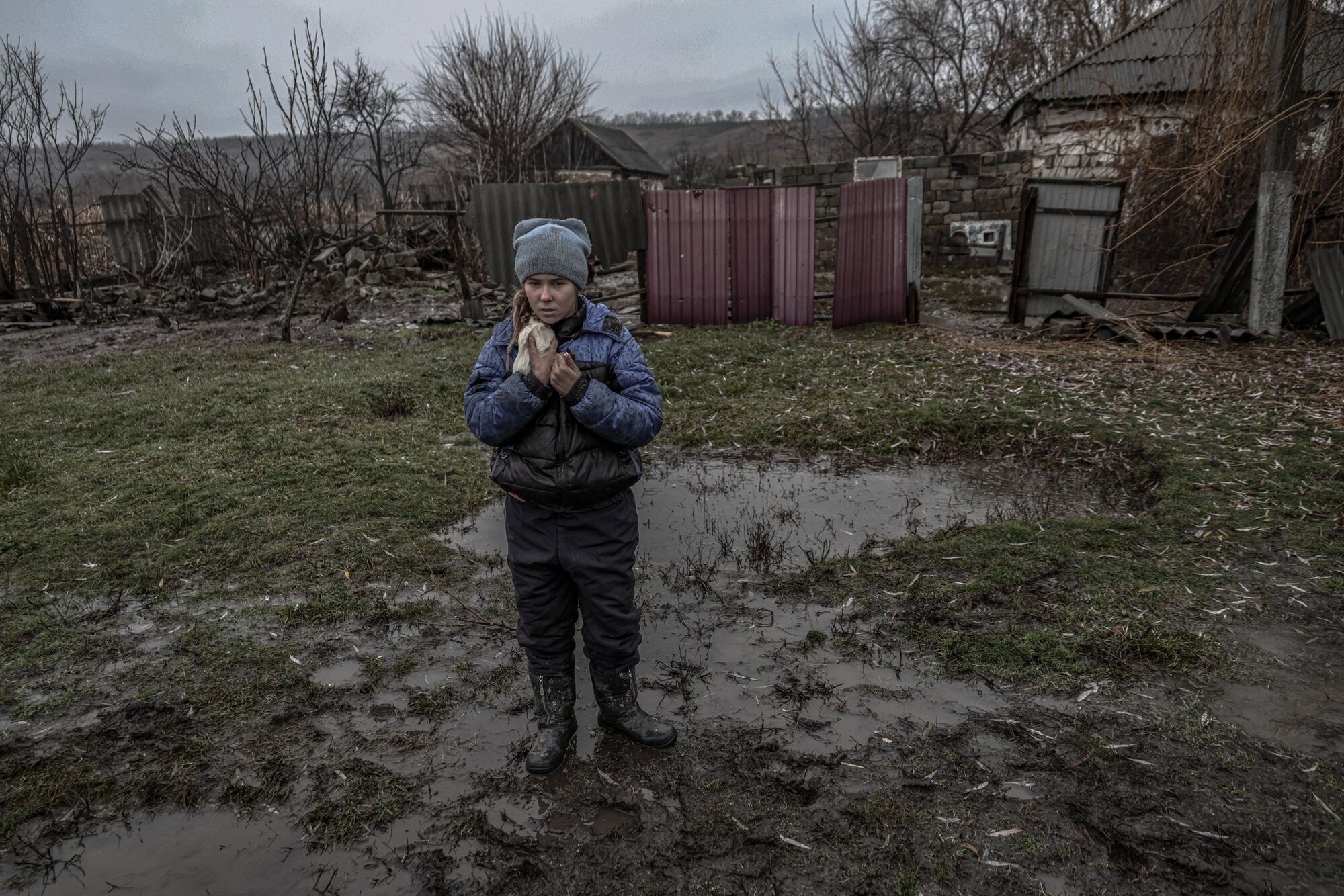 "З цією людиною можна йти у розвідку": журналіст, який виніс з палаючого житла  4-річну дівчинку на Київщині, вже не вперше рятує дітей під час війни