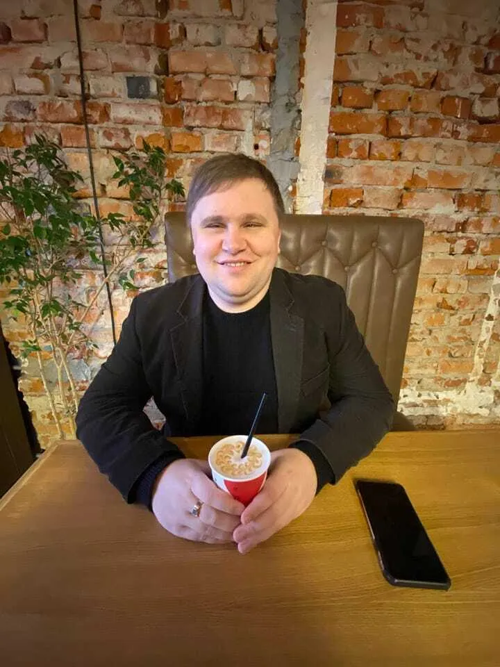 Донька-чемпіонка, сестра в окупації та похід в нардепи. Як живе перший переможець "Голосу країни" Іван Ганзера, який оселився в глибинці