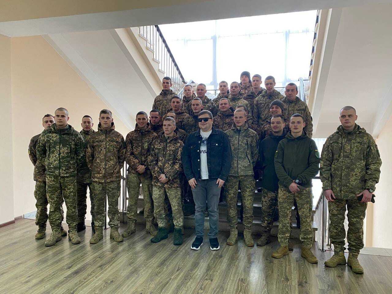 Донька-чемпіонка, сестра в окупації та похід в нардепи. Як живе перший переможець "Голосу країни" Іван Ганзера, який оселився в глибинці