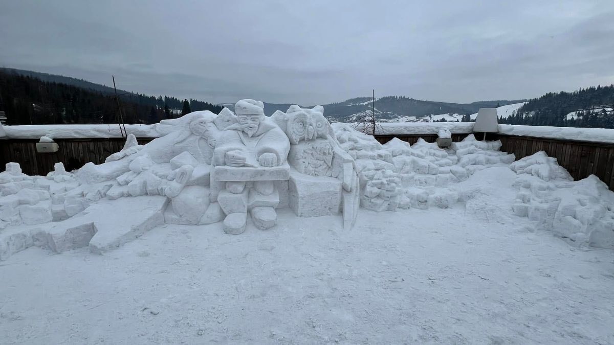 На Франковщине вылепили из снега двухметрового гуцула-музыканта. Фото