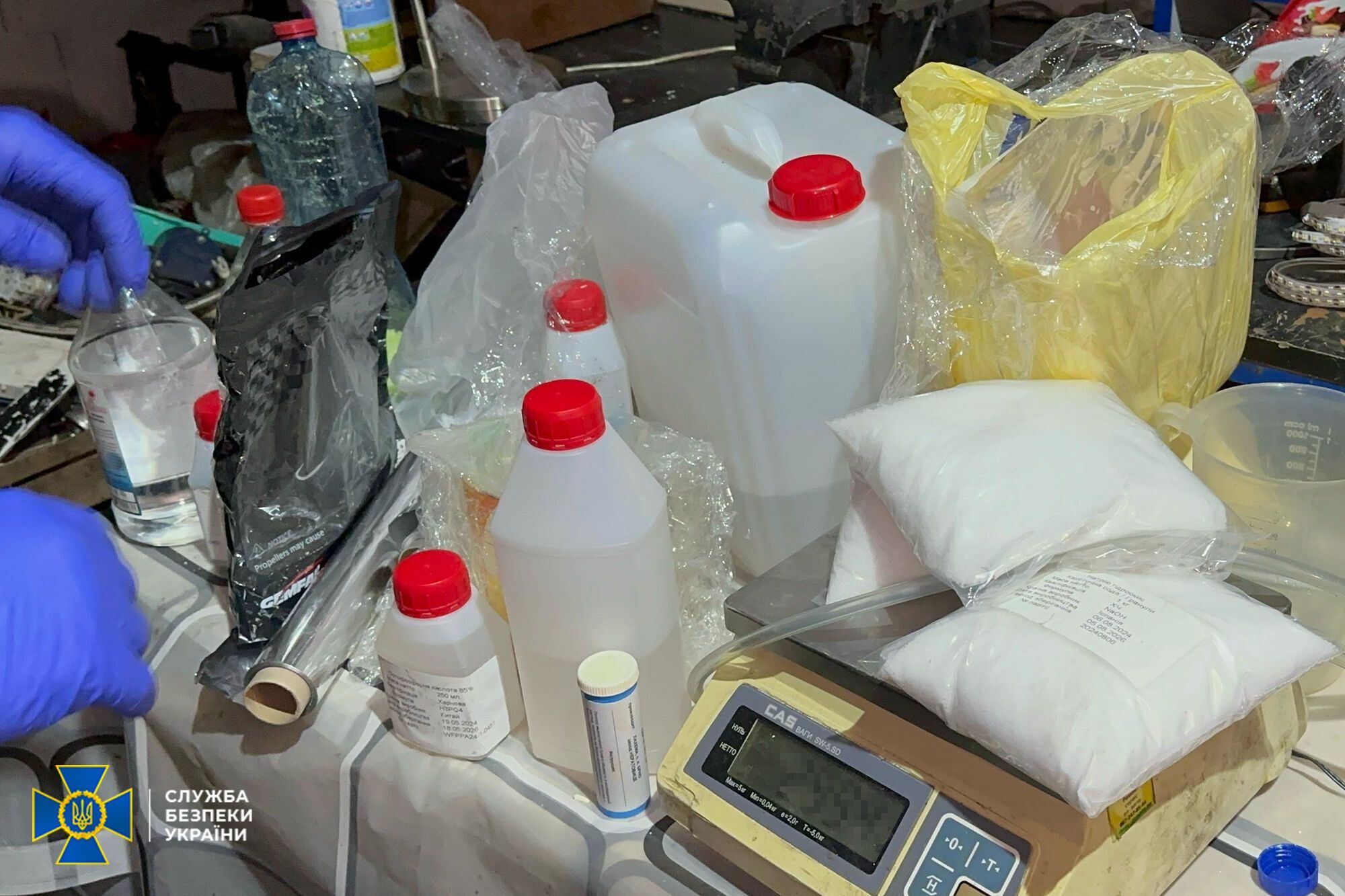 У Києві викрили "бізнесменів", які щомісяця виготовляли 10 кг наркотиків на 3 млн грн. Подробиці та фото