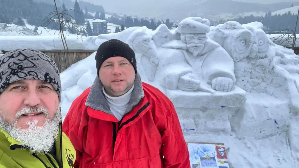 На Франковщине вылепили из снега двухметрового гуцула-музыканта. Фото